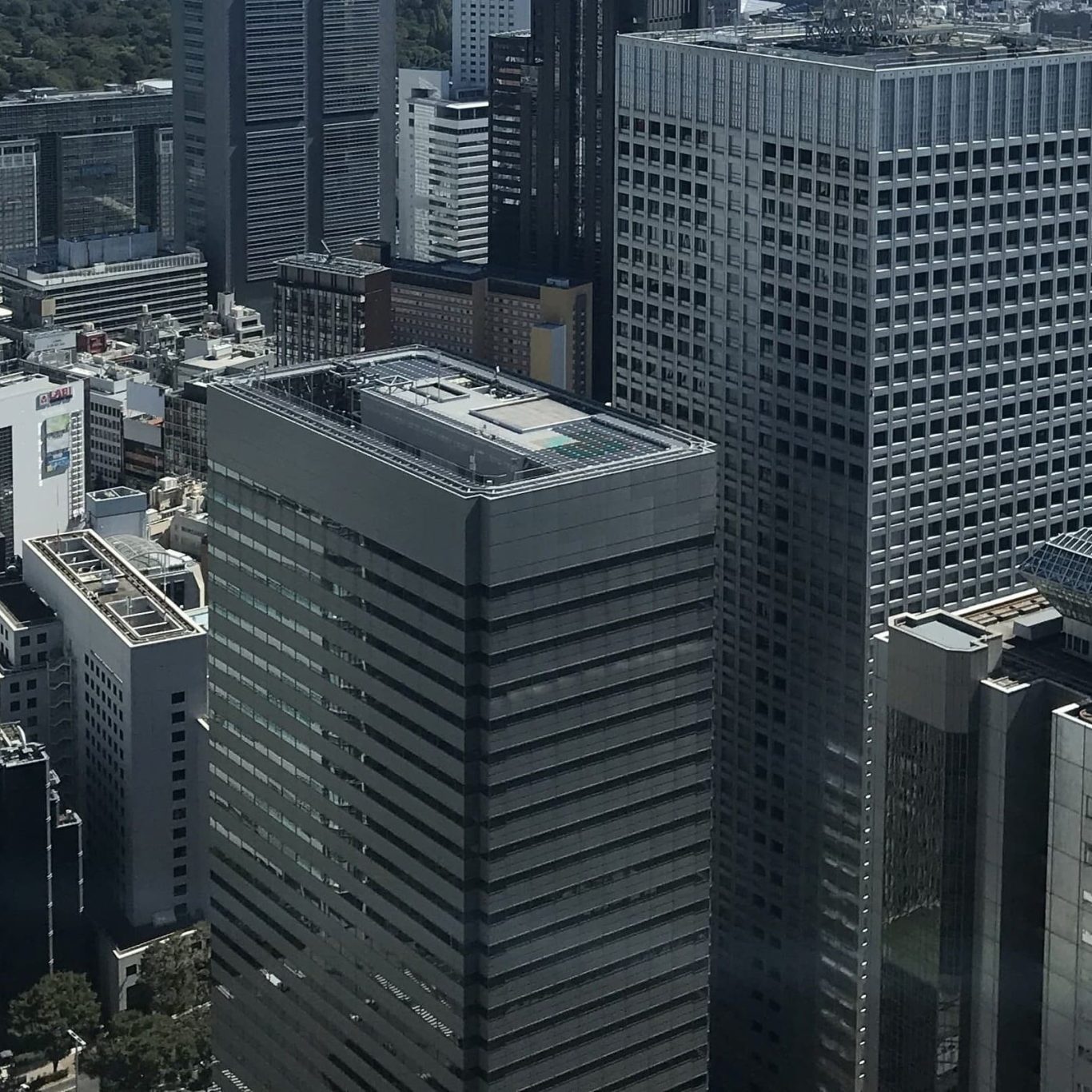 Tokio Blick auf moderne Hochhäuser in einer urbanen Umgebung.