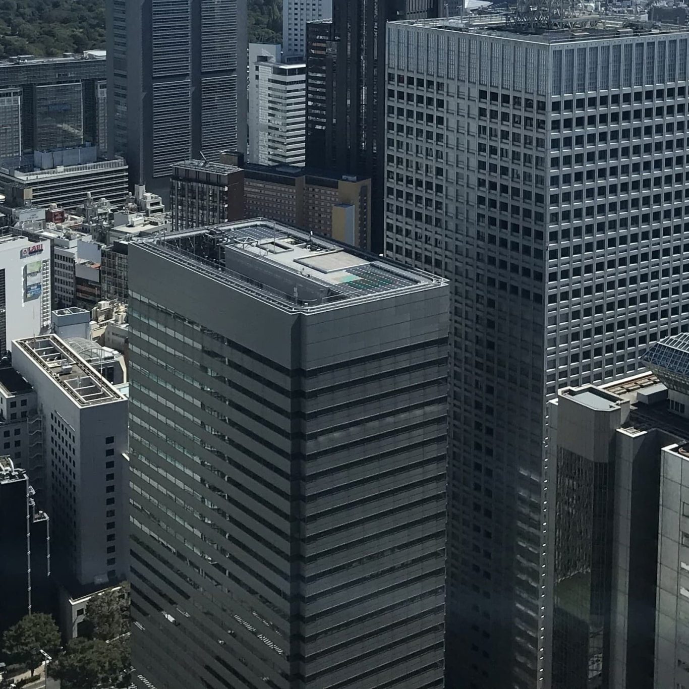 Stadtansicht mit modernen Hochhäusern und urbaner Architektur.